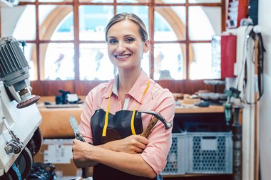 Küçük ayakkabı tamirhanesinin sahibinin iş portresi.