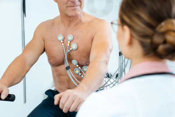 Médico discutindo com o paciente os resultados do ECG de estresse — Fotografia de Stock