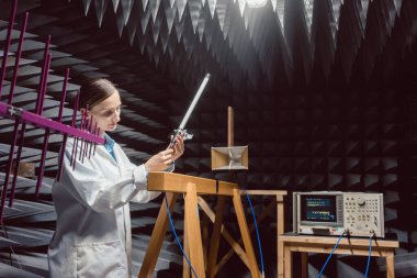 Elektronik laboratuvarında RF uyum testi yapan bir mühendis.