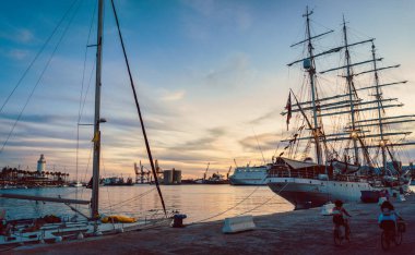 Karanlık çöktüğünde Malaga limanında ahşap gemi