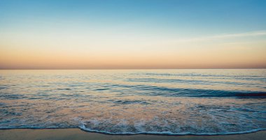 Alacakaranlıkta sakin deniz