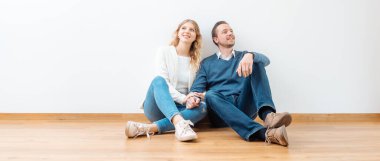 Çift yeni dairede kendi geleceğini hayal ediyor.