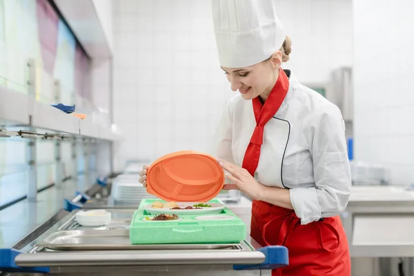 Chef in commerciële keuken bereidt maaltijd voor levering — Stockfoto