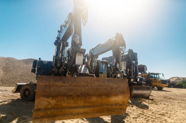 Kazıcı güneşe karşı taş ocağında duruyor