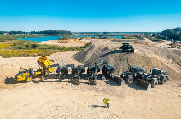Kum kazan işçilerle ve makinelerle dolu bir taş ocağının hava görüntüsü. — Stok fotoğraf