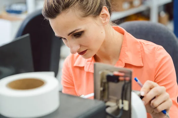 Woman working on label printing machine — Stock Photo, Image