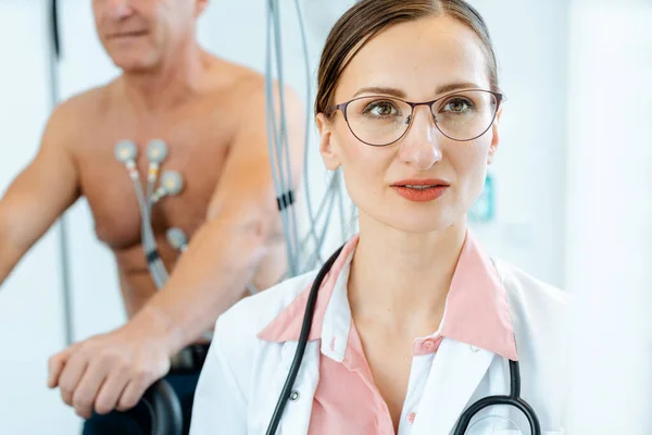 Médico e paciente durante o estresse ou exercício ecg — Fotografia de Stock