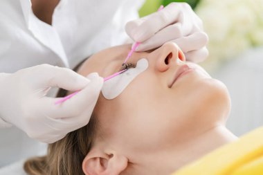 Kirpikleri kalınlaşmış ve uzamış bir kadın.