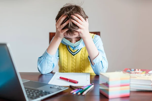 Leerling in wanhoop omdat scholen nog steeds gesloten zijn vanwege het Coronavirus — Stockfoto