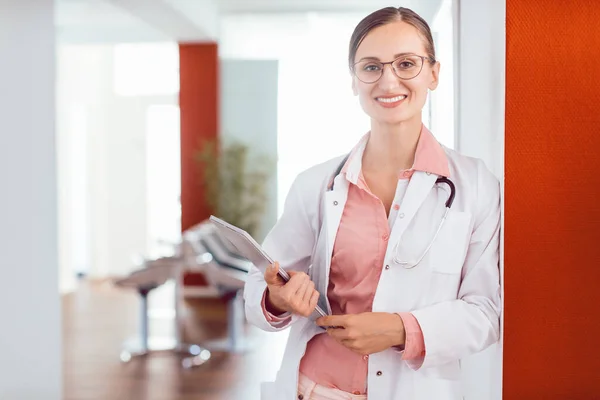 Médico mujer en su práctica — Foto de Stock