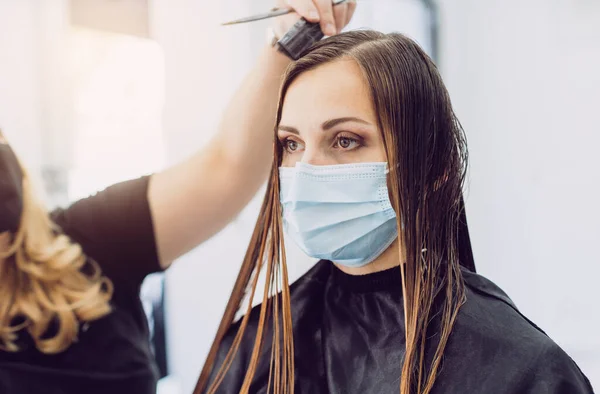 Friseur und Kunde während Covid-19-Pandemie — Stockfoto