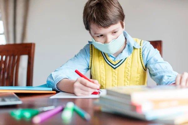 Studente che lavora da casa perché la scuola è chiusa a causa di Coronavirus — Foto Stock