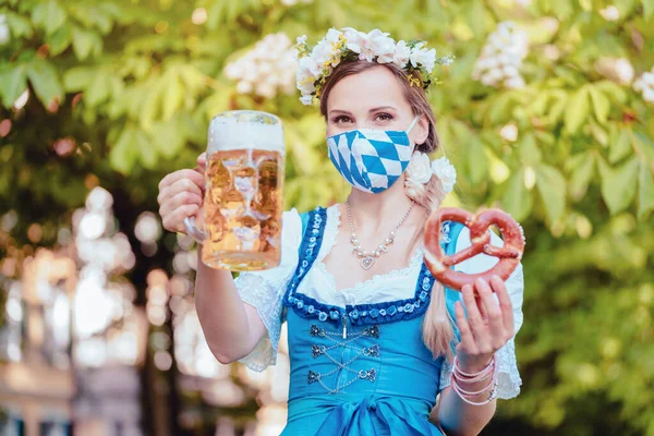 Mulher bávara brindar com cerveja durante covid 19 — Fotografia de Stock