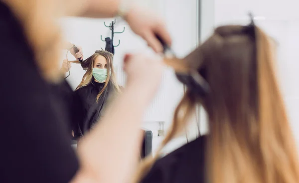 Friseur und Kunde während der Coronavirus-Pandemie tragen Maske — Stockfoto