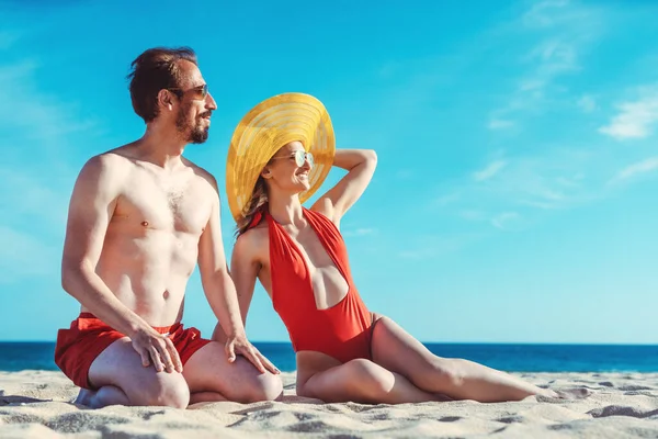 Medelålders par i sin sommarsemester på stranden — Stockfoto