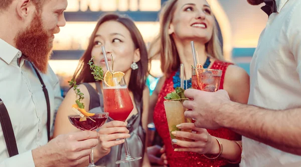 Parejas multiétnicas disfrutando de la bebida en el bar — Foto de Stock