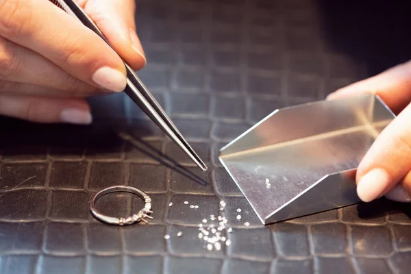 Κοσμηματοπώλης διαλογή μέσα από μικρά διαμάντια στο εργαστήριό της — Φωτογραφία Αρχείου