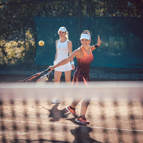 Mujer en un doble de tenis —  Fotos de Stock