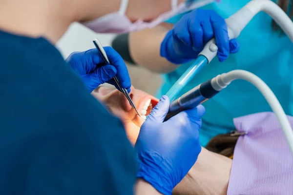 Trattamento dal dentista, primo piano — Foto Stock