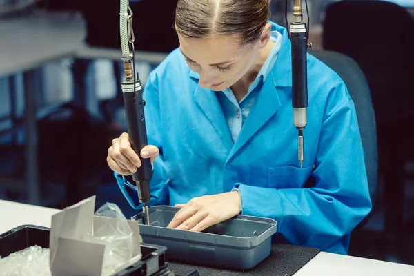 Γυναίκα στο εργοστάσιο συναρμολόγησης ενός προϊόντος — Φωτογραφία Αρχείου