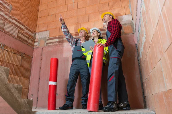 Mannelijke bouwvakkers bespreken bouwproject — Stockfoto