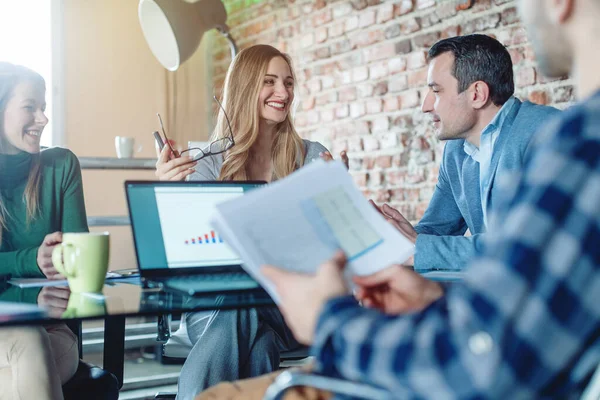 Brainstorming i ett startupföretag om den nya affärsplanen — Stockfoto