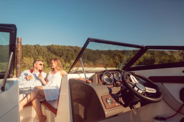 Kadın ve erkek nehir yatında dinleniyorlar.