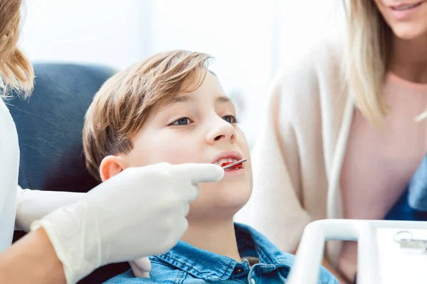 Inspection dentaire d'un enfant par un dentiste — Photo