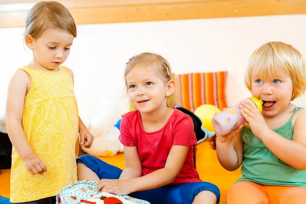 Playgroup w przedszkolu patrząc na kamerę — Zdjęcie stockowe