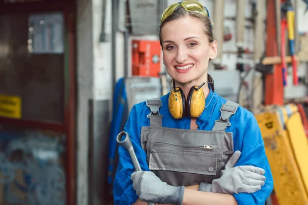 Donna operaia nel suo laboratorio di metallo in posa con gli strumenti — Foto Stock