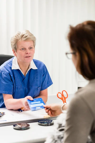 Tierärztin übergibt Tierpass an Besitzerin — Stockfoto