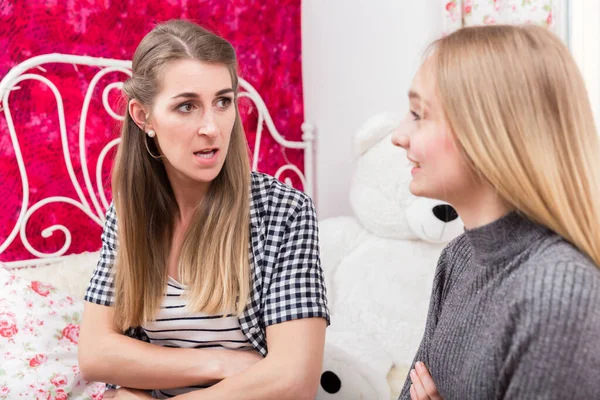 Madre urlando figlia in discussione — Foto Stock