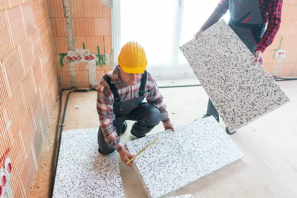Hantverkare som mäter bricka med linjal — Stockfoto