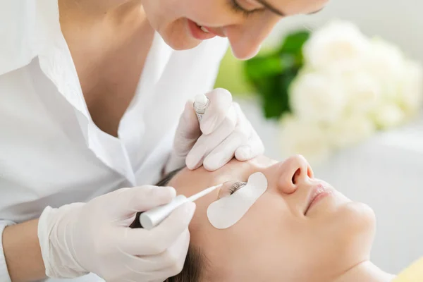 Cosmetician giving eyelash treatment to customer — Stock Photo, Image