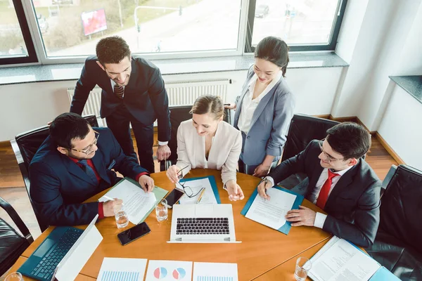 Cinque uomini d'affari in una riunione di progetto — Foto Stock