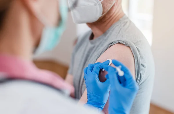 Un homme se fait tirer dessus avec le vaccin covide 19 — Photo