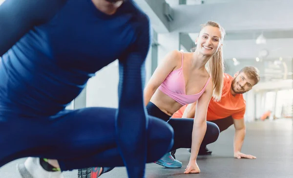 Grupp av personer i gym fitness klass stretching — Stockfoto