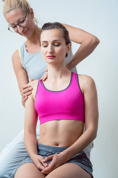 Nacke och axlar massage under sjukgymnastik — Stockfoto
