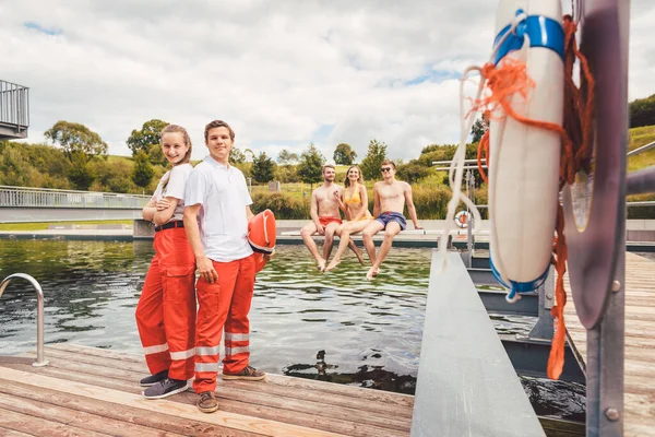 Livräddare står vid poolen redo att hjälpa till — Stockfoto