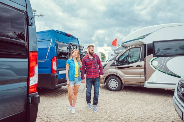 Couple face à l'abondance du choix dans les camping-cars à acheter — Photo
