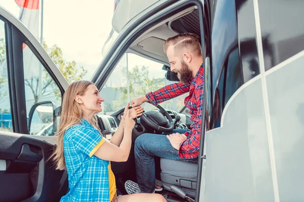 Homem e mulher testando uma van de campista ou RV — Fotografia de Stock