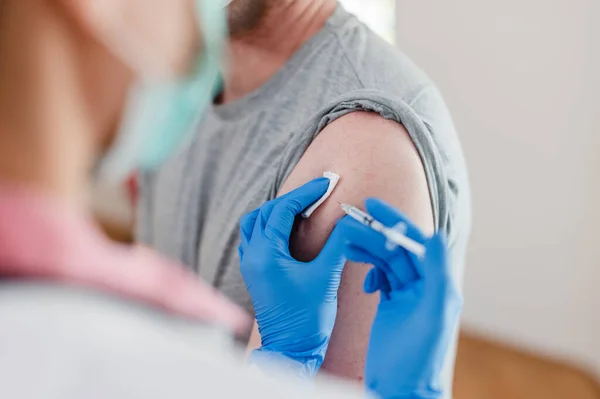 Muž očkovaný vakcínou covid 19 — Stock fotografie