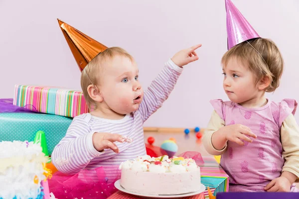 Doğum günü pastasıyla iki bebek. — Stok fotoğraf