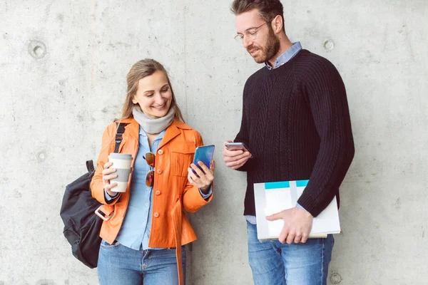 Due studenti con telefono e libri — Foto Stock