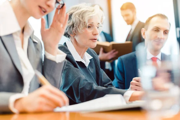 Ervaren zakenvrouw leidt een werkvergadering — Stockfoto