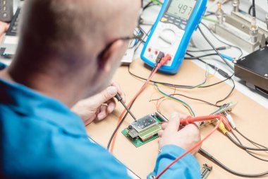 Elektronik mühendisi bir donanım ürünü tasarlıyor ve geliştiriyor