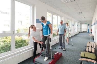 Rehabilitasyondaki son sınıflar koltuk değnekleriyle yürümeyi öğreniyorlar.
