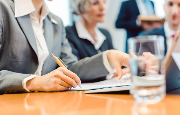 Primo piano sulla donna che prende appunti durante la riunione di lavoro — Foto Stock