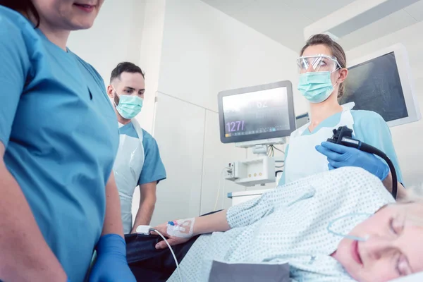 Доктор під час колоноскопії в лікарні, дивлячись на екран — стокове фото
