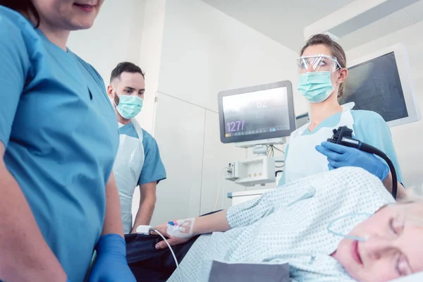 Arzt bei Darmspiegelung im Krankenhaus schaut auf Bildschirm — Stockfoto